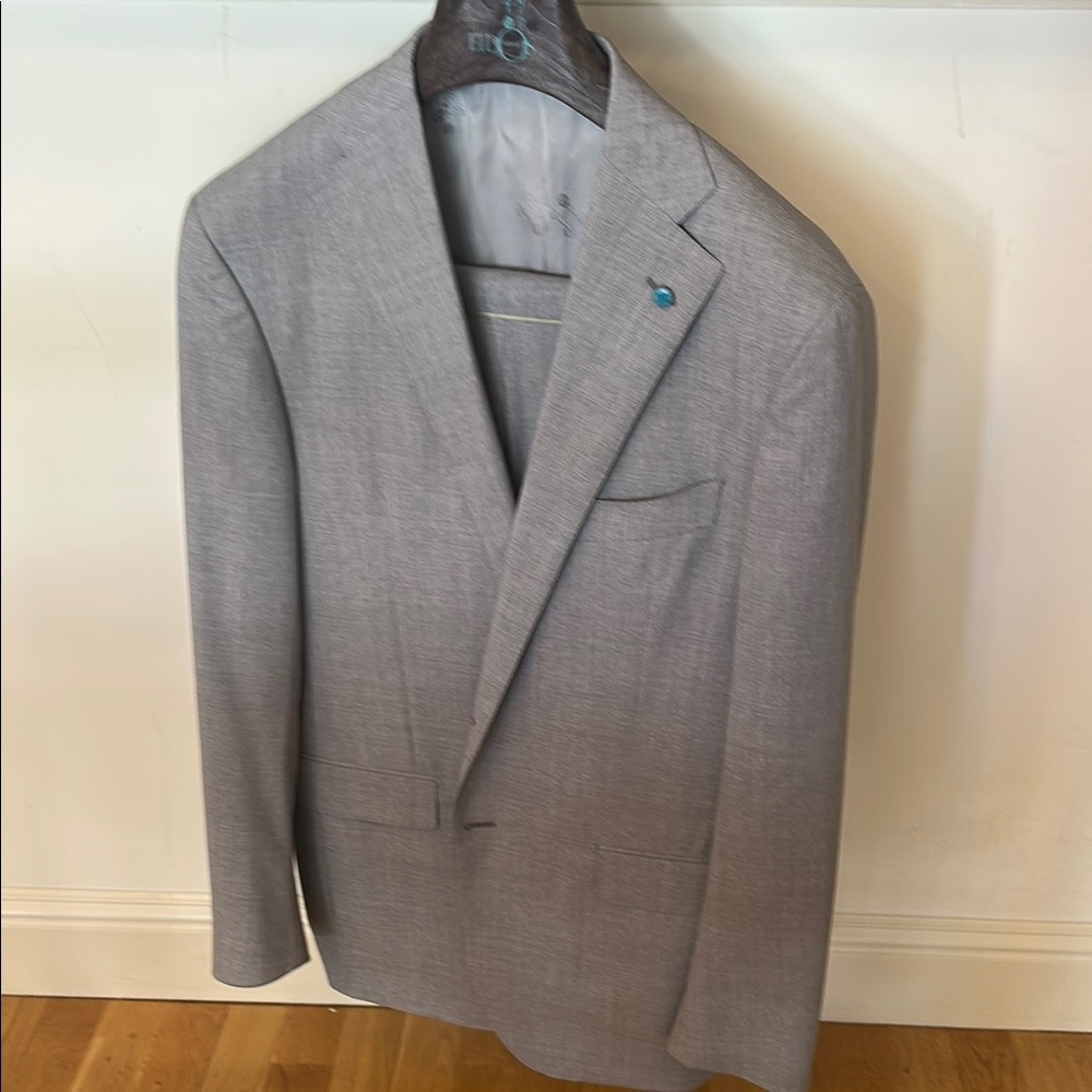 Men's Light Gray Suit